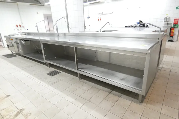 Edelstahl-Arbeitstisch/diverse Module Maße in cm ca. 640 x 202 x 91,5